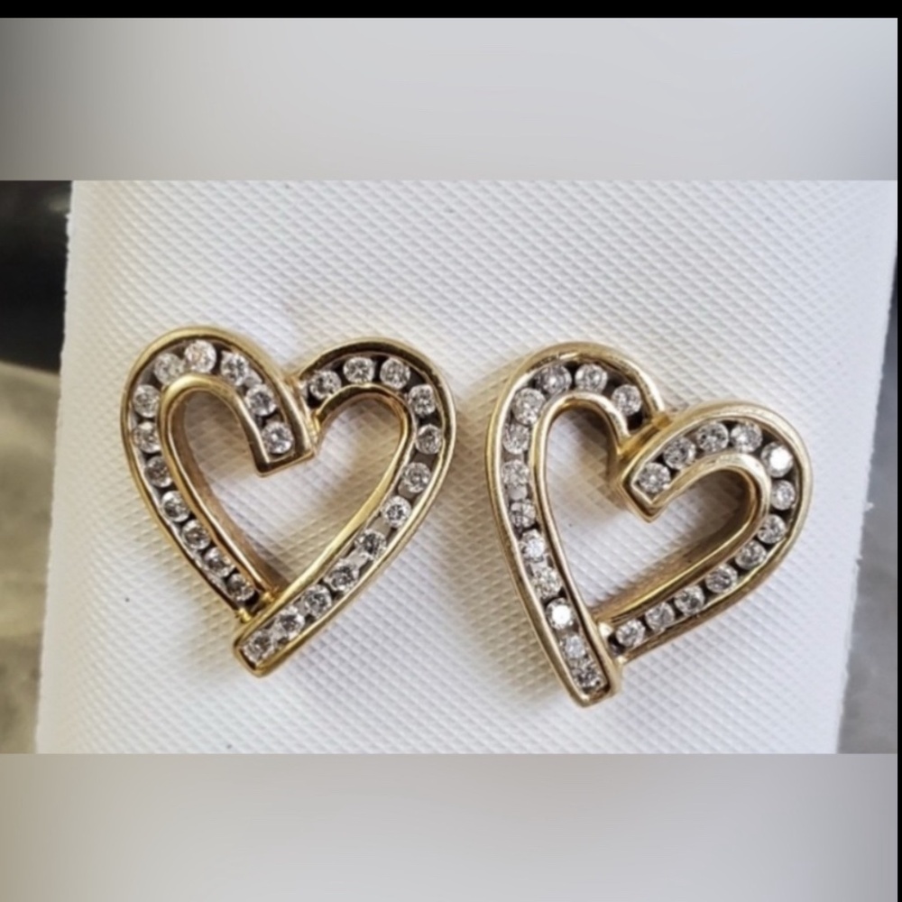 ⭐️10K Gold⭐️ Classic Diamond 💎 Heart 💗 Stud Earrings EUC